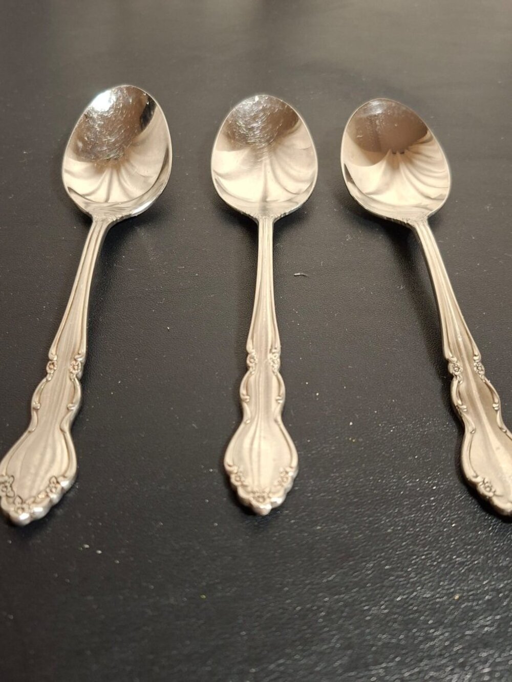 Oneida Heirloom DOVER Stainless Set of 3 Oval Soup Spoons Glossy Cube Mark USA